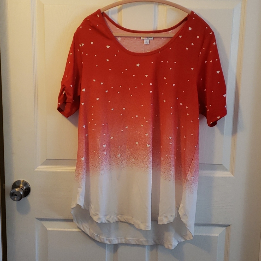 A Lularoe VL Morgan short sleeve shirt.